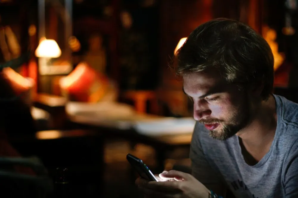 how long should I wait to text her back - mirror her timing