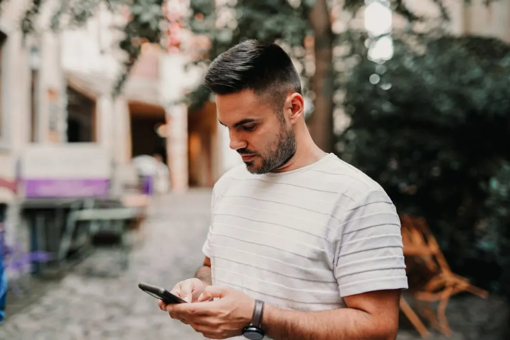 what he thinks when you don't text him back - common thoughts
