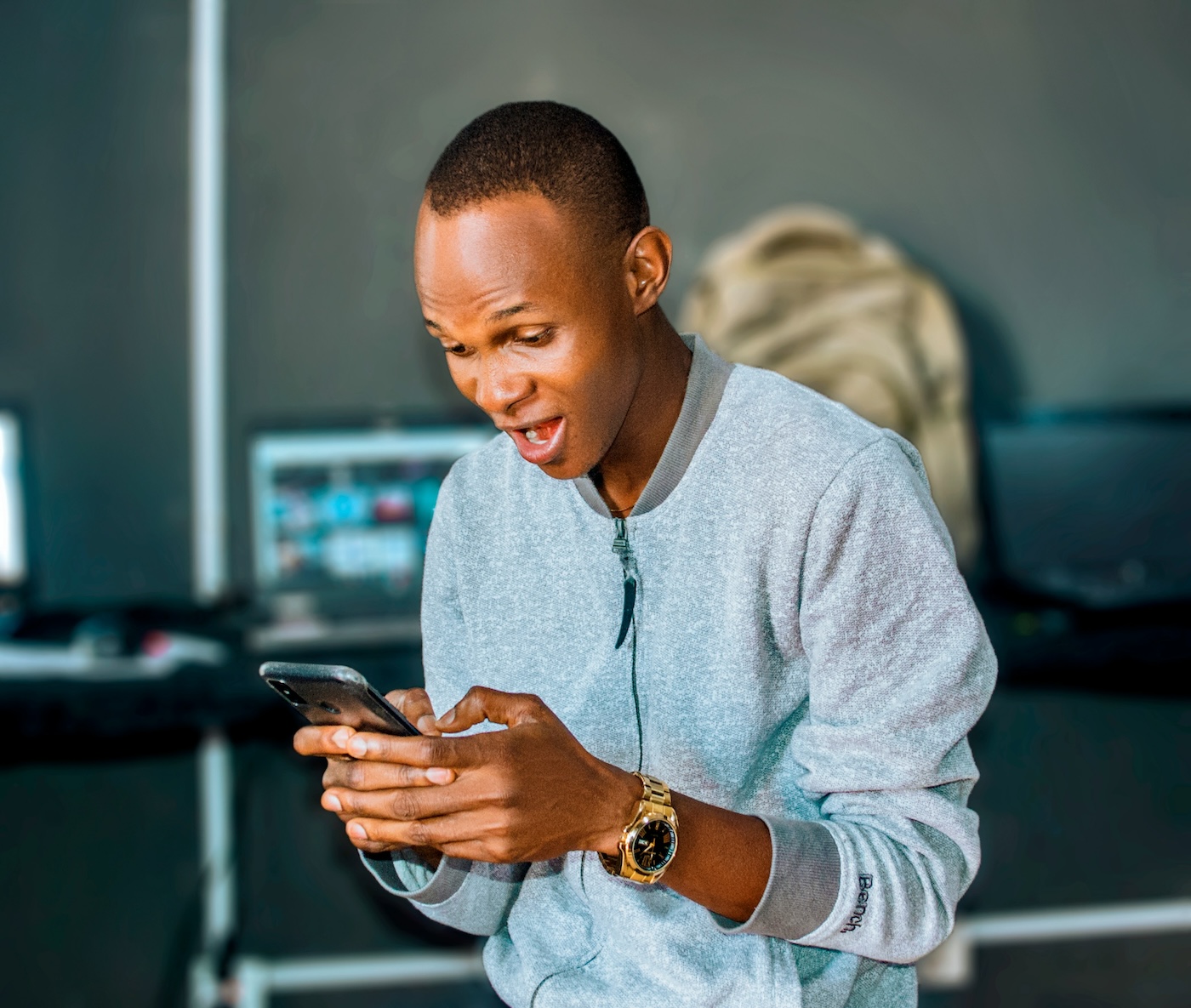My Girlfriend Doesn't Text Me Like She Used To: Top Reasons - Poke Match